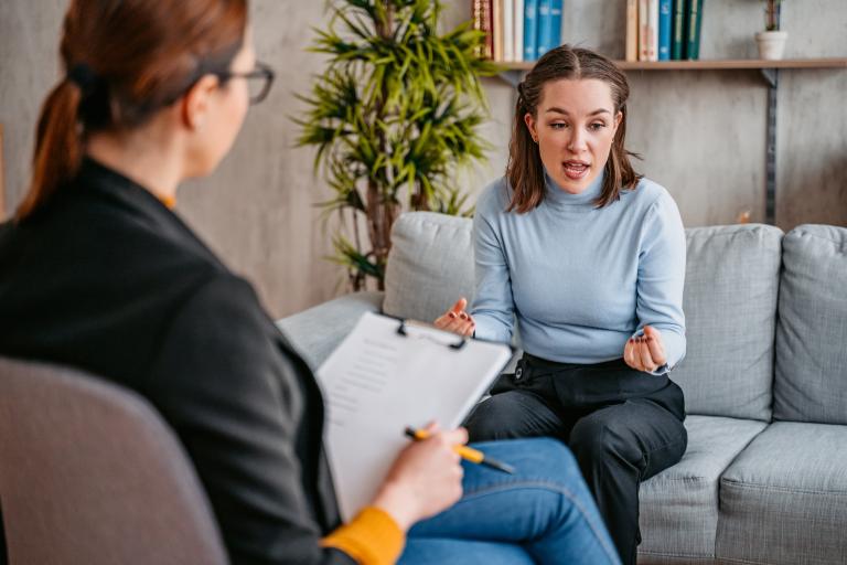 Twee vrouwen in gesprek