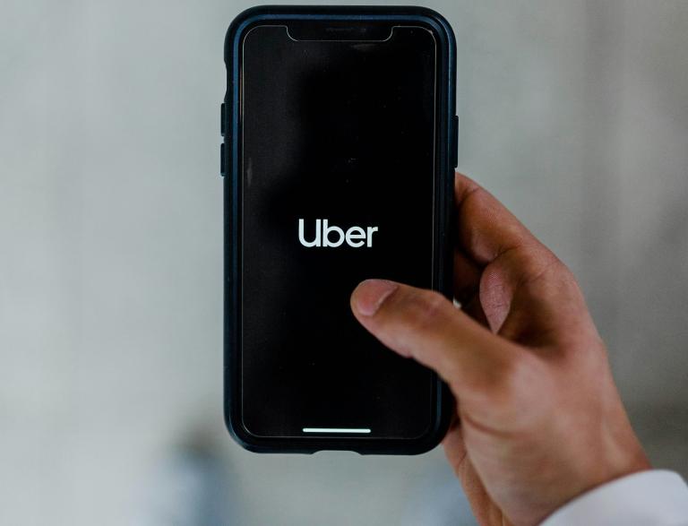 Telefoon in hand met Uber-logo