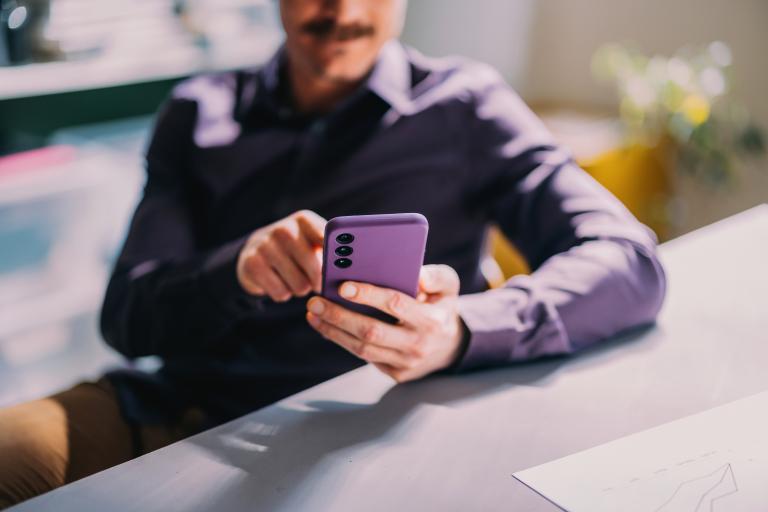 Man met smartphone