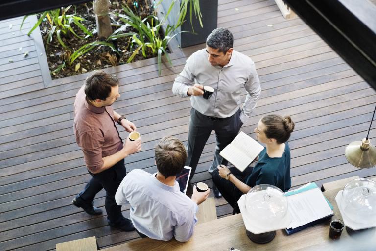 Professionals overleggen op evenement